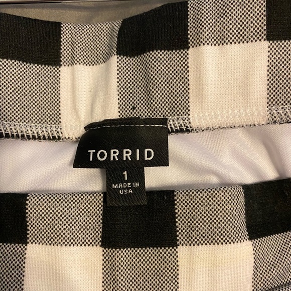 Torrid Sz 1 Black and White Gingham Pencil Skirt - Picture 2 of 4